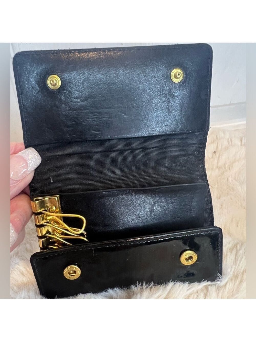 ❤️CHANEL BLACK PATENT LEATHER 6 RING KEYHOLDER WITH LOGO - Picture 5 of 16